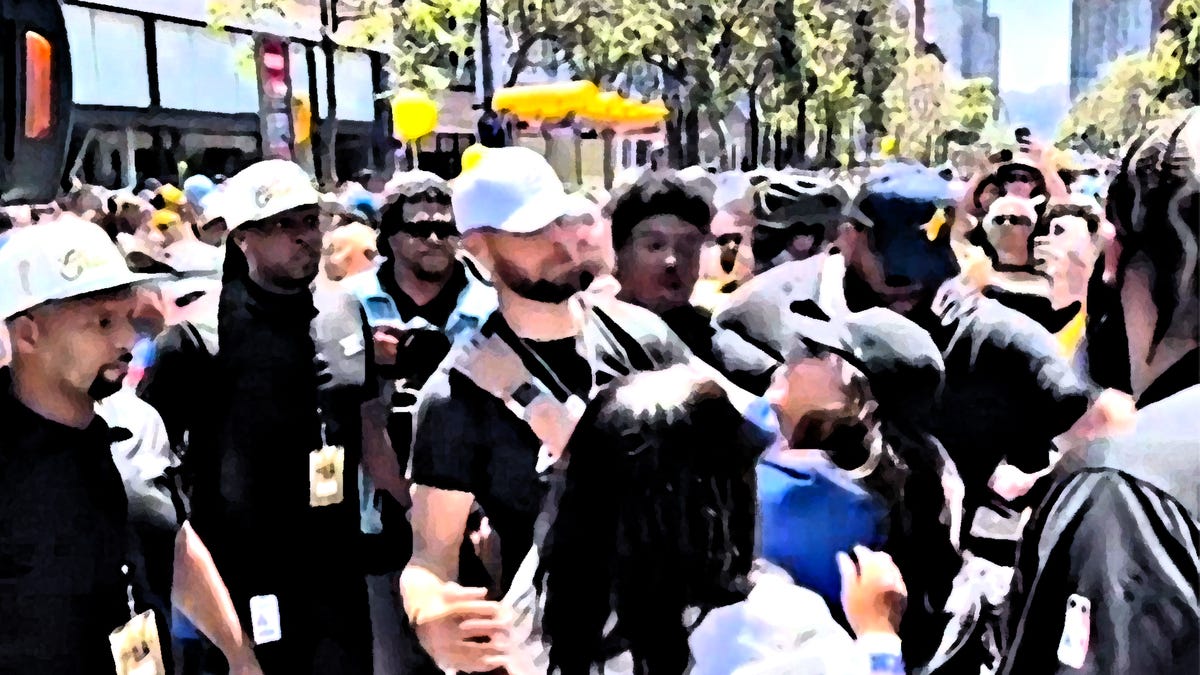 Warriors fan tries to kiss Steph Curry at championship parade