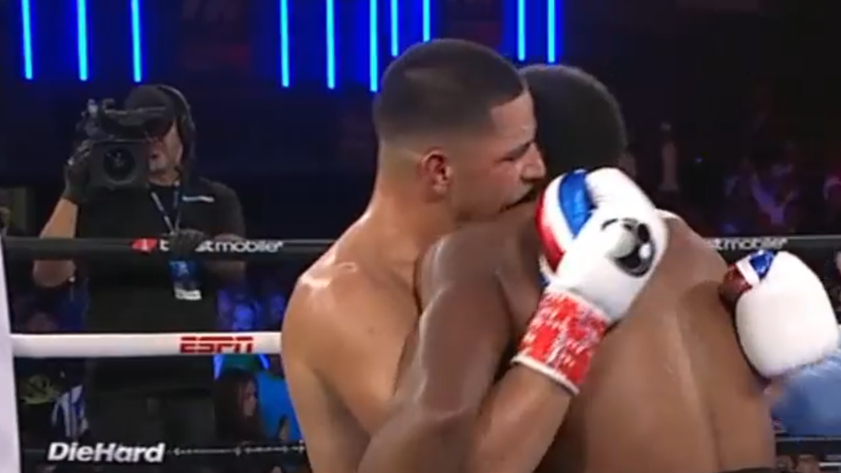 Edgar Berlanga appears to bite Roamer Angulo, still wins by unanimous decision