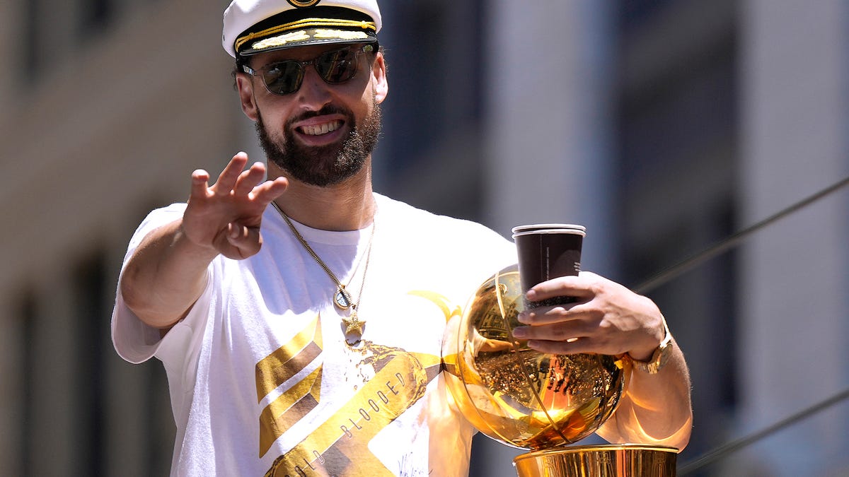The internet captured Klay Thompson’s championship parade for him