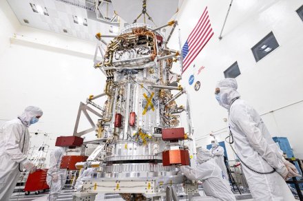 Time-lapse shows Europa Clipper spacecraft getting prepped