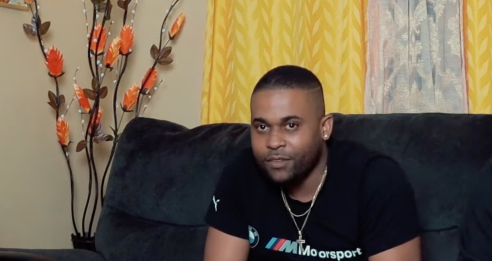 Constable Noel Maitland Visited by Popular Jamaican Entertainer While in Lockup – YARDHYPE