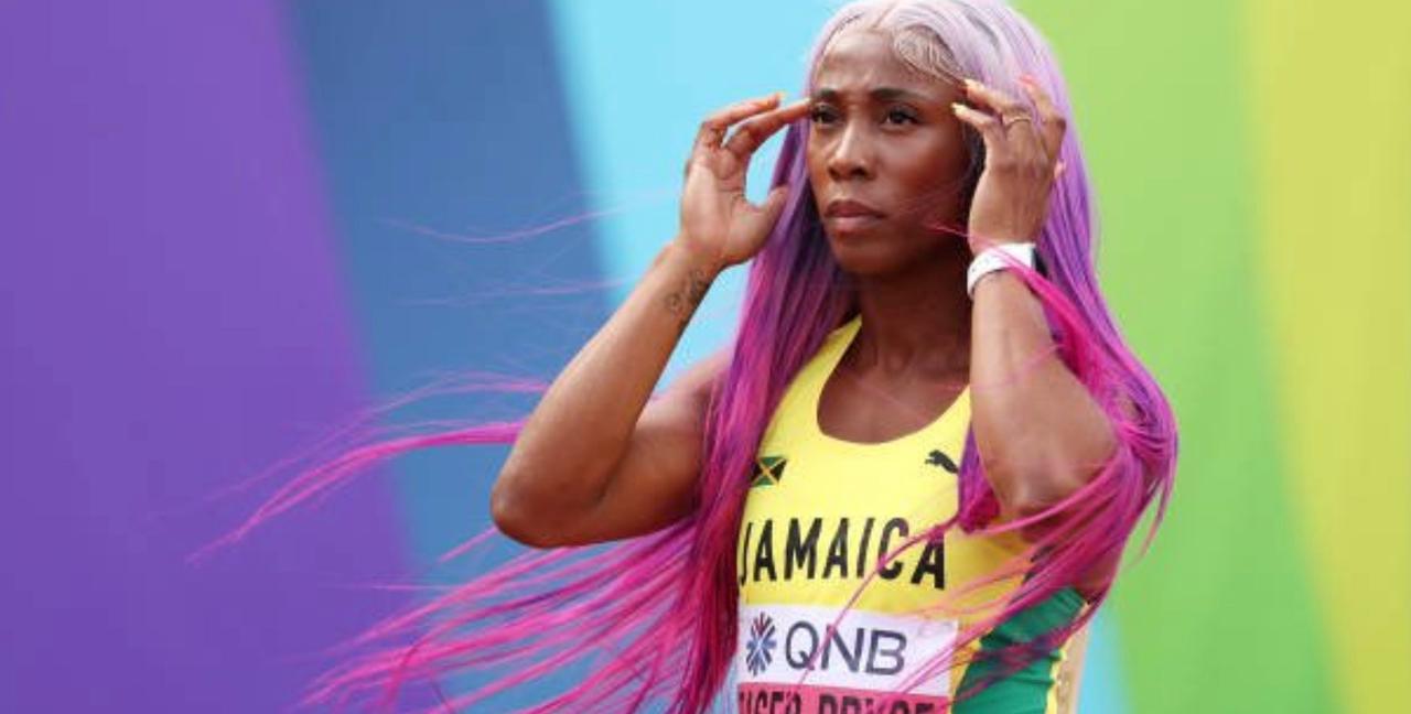 Shelly-Ann Fraser-Pryce Fixes Her Wig While Running The 200m Heat And Still Manages To Qualify For The Semi-Finals – Watch Video – YARDHYPE