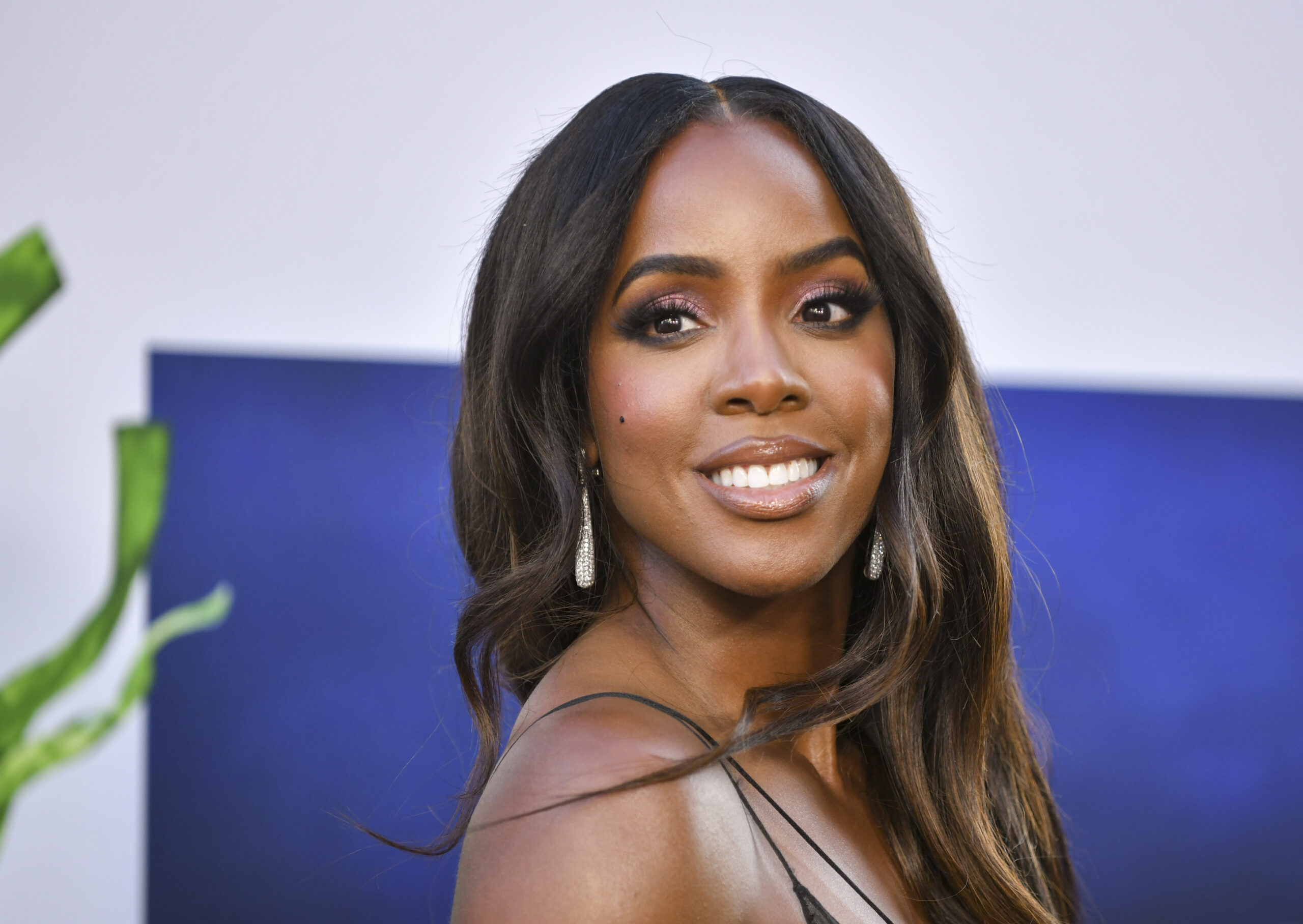 Fans Are Mesmerized By Kelly Rowland’s Gold Velvet Gown