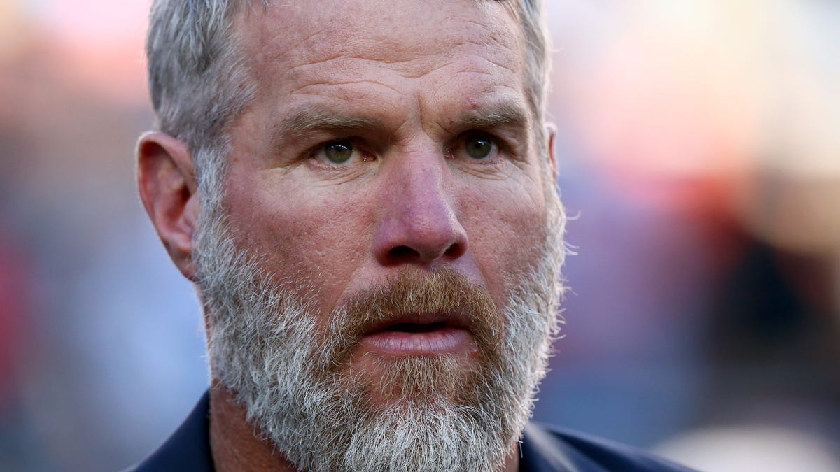 Copper Fit stands by Brett Favre despite allegations